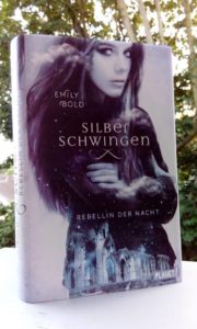 alt="Silberschwingen: Rebellin der Nacht"