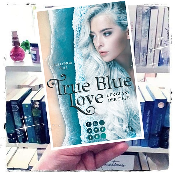 alt="True Blue Love. Der Glanz der Tiefe"