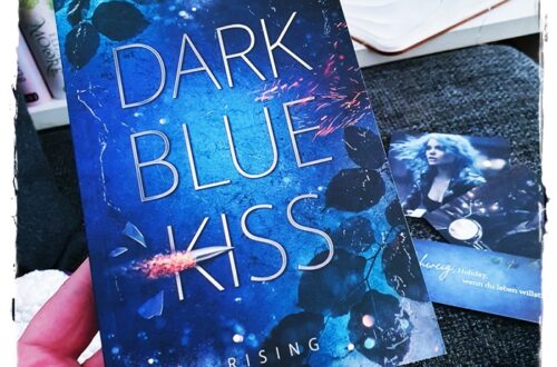alt="Dark Blue Kiss. Rising"