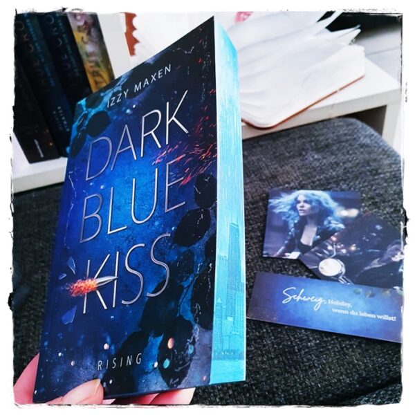 alt="Dark Blue Kiss. Rising"